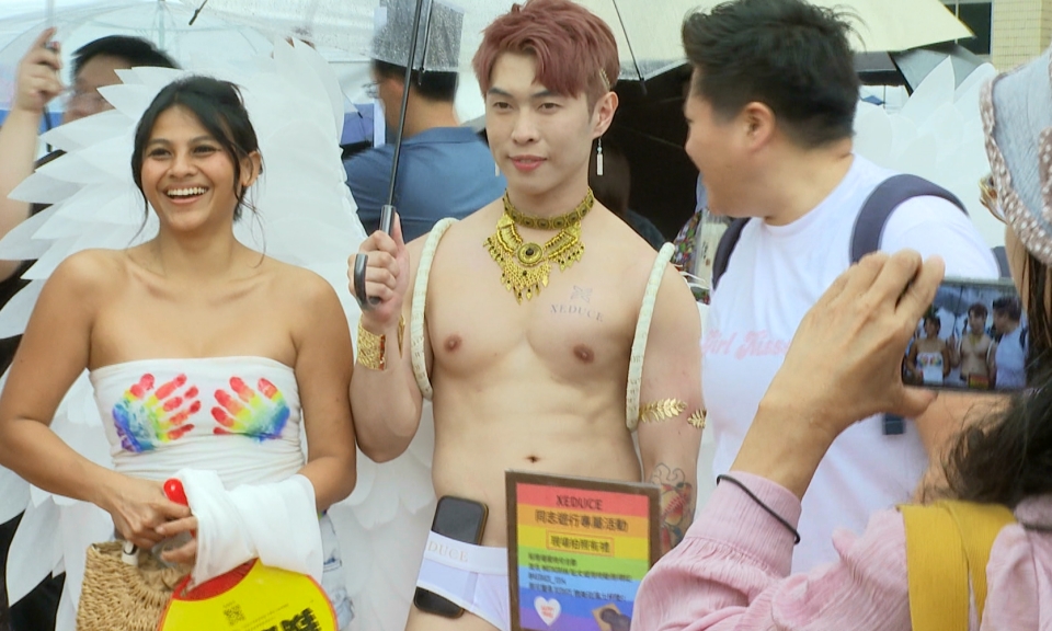 台灣同志遊行登場 13萬人不畏雨勢響應